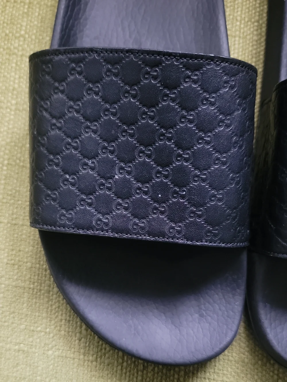 GUCCI Microguccissima Black LeatherMen's Slide Sandals with Embossed Pattern